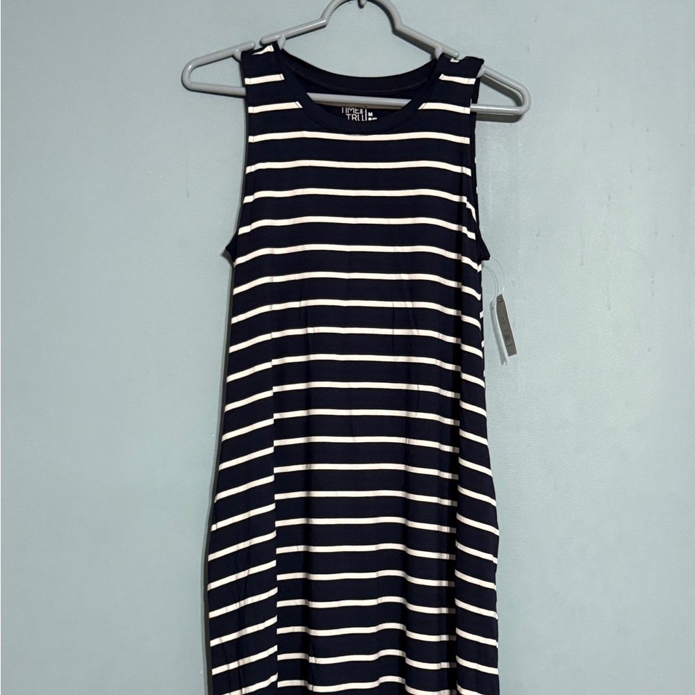 SELLING TIME &TRU DRESS 👗 SIZE M NWT SLEEVELESS COLOR NAVY BLUE AND WHITE